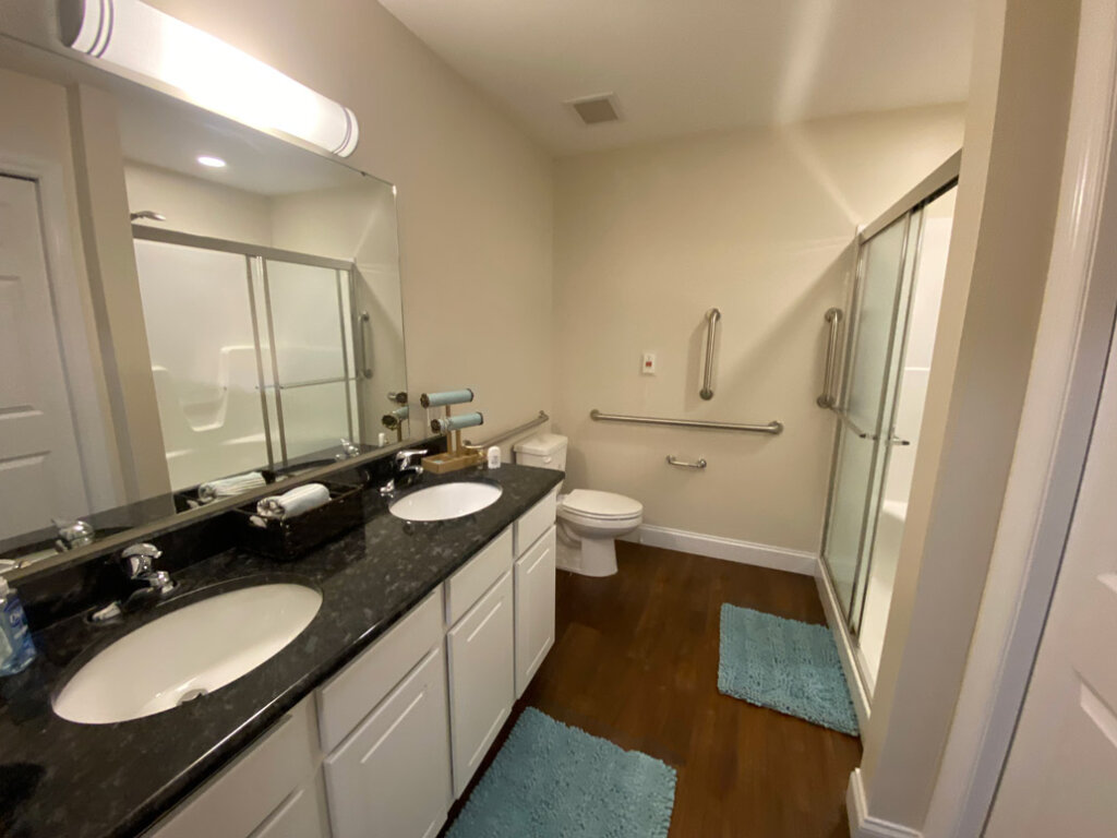 saginaw-cottage-double-sink-bathroom